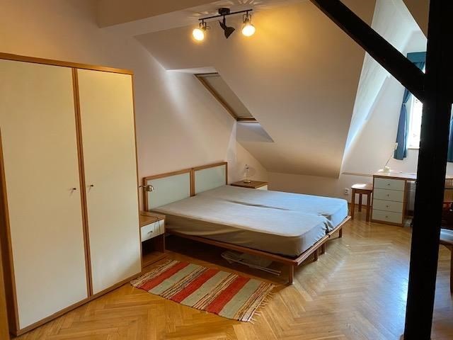 Pronájem podkrovního bytu 1+kk, 65 m2, Karlín