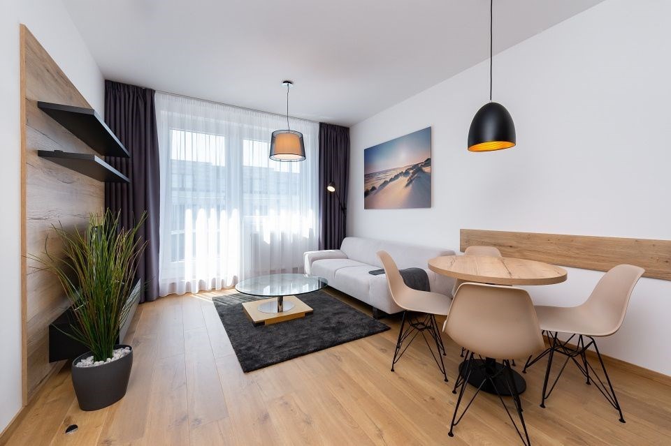 2+kk, 55 m2 včetně terasy, garážové stání, komora