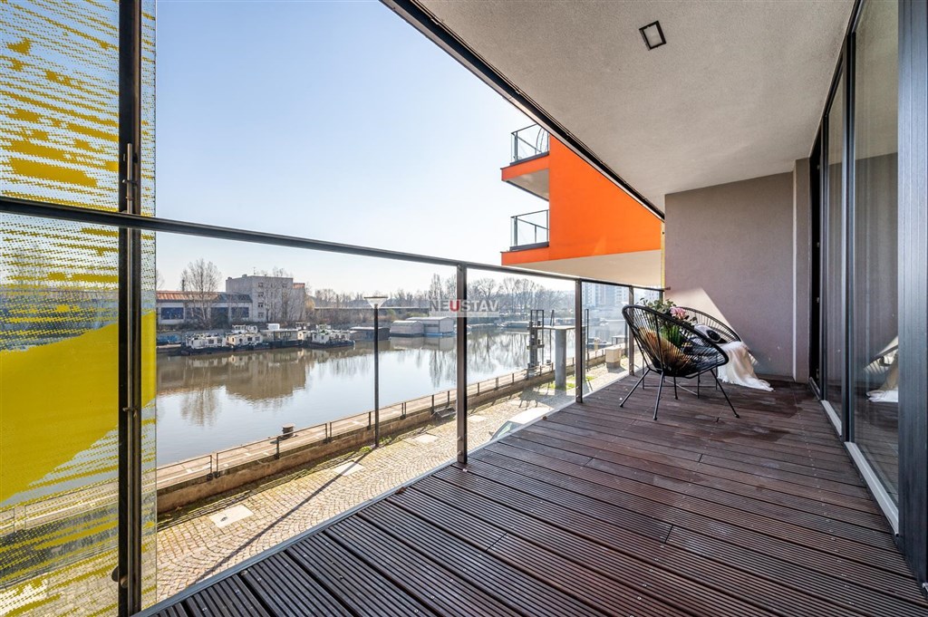 2+kk s terasou, 87 m2 s garážovým stáním, s krásným výhledem na řeku